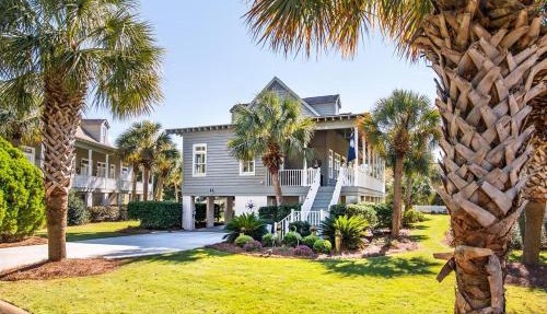 A 4 Bedroom House in Gated Litchfield By the Sea