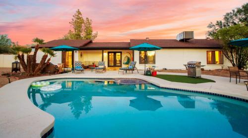 Cactus Breeze Retreat with Pool Hot Tub and 2 Suites