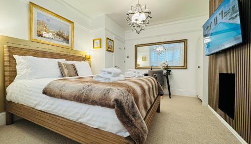 Luxury Designer 2 Bed Apartment with Private Garden & Parking