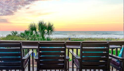 Modern Escape - Luxe Oceanfront 2BR with Epic Kitchen, Pool, Parking