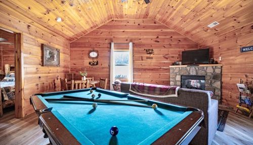 Smoky Mountain Cabin Hot Tub, Pool Table & Views